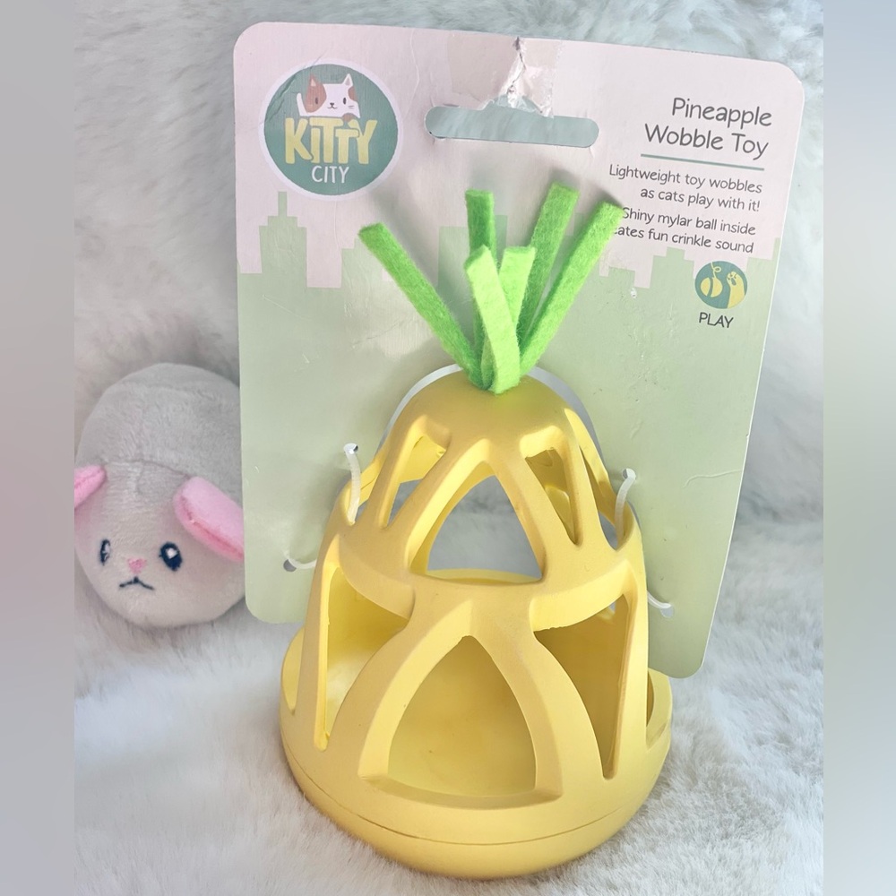🐱New with tag PINEAPPLE WOBBLE TOY FOR CATS Lightweight toy wobbles as cat plays
